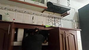 El Microondas Esta Fallando Asi Que Llame Al Tecnico Para Que Lo Revisara Al Darme Cuenta Que Es Una Chica Le Ofreci Una Tarifa Mayor Para Que Cumpliera Mi Fantasia Sexual