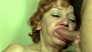 伙计，这个丑陋无牙74岁妈妈被彻底肏了！