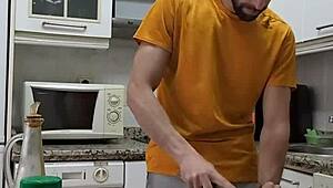 Cocino una tortilla, strip down, jerk off, and finish on the food.