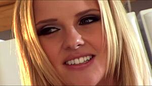 哟，试过像Cytherea和Lexi Love那样肛交猛喷吗？