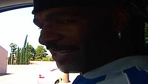 巨乳黑发妹翘臀黑人大屌异族肛交