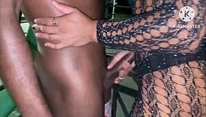 Esposa dando pra dois na passarela da Via Dutra