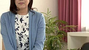 五十岁主妇中岸和美的首次拍摄亲密手淫场景。她的喷水时刻震惊！