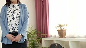 五十岁主妇中岸和美的首次拍摄亲密手淫场景。她的喷水时刻震惊！