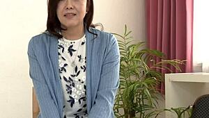 五十岁主妇中岸和美的首次拍摄亲密手淫场景。她的喷水时刻震惊！