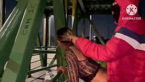 Esposa dando pra dois na passarela da Via Dutra