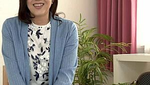 五十岁主妇中岸和美的首次拍摄亲密手淫场景。她的喷水时刻震惊！