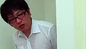 沮丧的日本妻子探索首次无码MMF三人行与医生