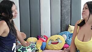 和闺蜜分享鸡巴玩狂野奶子