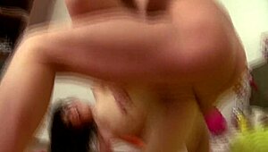 鲍比·斯塔尔和安迪·桑·迪马斯变成监狱荡妇