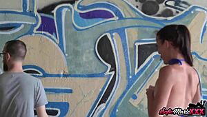 骚熟女Sofie Marie勾引业余男户外猛骑狂干