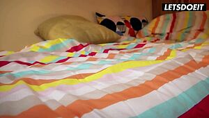 巨乳Barbara Bieber在酒店房间里给饥渴商人吹箫