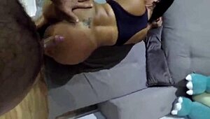 Morena gostosa giving pussy head in teasing homemade blowjob