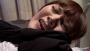 日本青少年護士誘惑粗暴萬聖節角色扮演在醫院