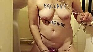 why is this esclave f eating from the gamelle like a humiliated slave?