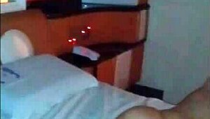 两个年轻男人轮流操家庭主妇Karina三P