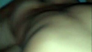 两个年轻男人轮流操家庭主妇Karina三P