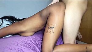 Hermanastra después de la ducha me rogó que me follara su apretado coño