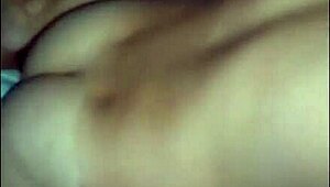 两个年轻男人轮流操家庭主妇Karina三P