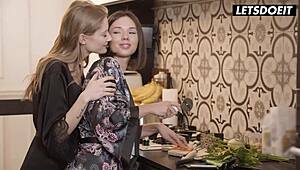 嘿，最好的朋友Tiffany和Eve在火辣女同性恋行动中！💋