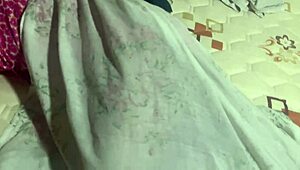 nossa amigo não quis emprestar sua namorada gostosa e a outra menina parece mulher elástico olha o que ela faz