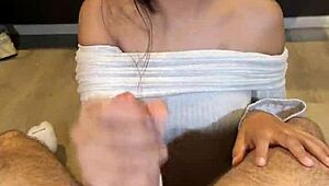 一个美丽的亚洲少女18+吸鸡巴并射在嘴里 😋