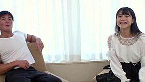 娇小超瘦大奶美女，激烈高潮让她发疯！