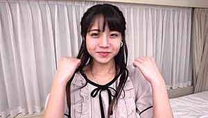 这个腰细的日本美女为朋友提供色情服务