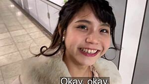 这个腰细的日本美女为朋友提供色情服务