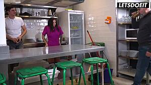 西班牙熟女Medusa操旅馆客人。她打扫房间然后用力骑