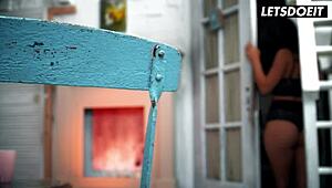 嘿，看Lana Roy和Alya Stark在豪宅投入火辣女同游戏！