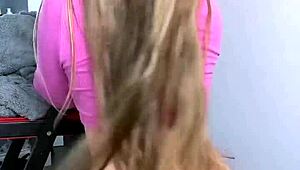 This pawg is twerking her big butt in the living room