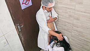 Médico e enfermeira cedem à tentação e fazem sexo no banheiro do hospital durante plantão. Paixão explode em espaço apertado.