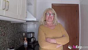 Mrs. Fina 被急切新人猛烈猛干在狂野动作中。