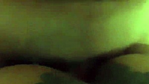 Puta argentina se mete enorme pija en el culo hasta partirlo y se traga la leche