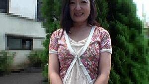 嘿，想看亚洲奶奶千代山部的内射小穴吗？