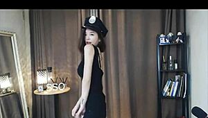 哟，看这个韩国美女制服热舞