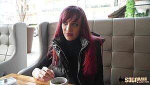 Luna belle rouquine obtient deux bites pour la baise