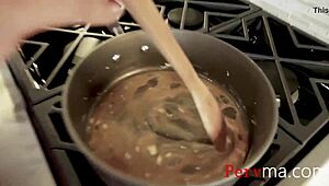 巨乳继母煎蛋时给我口爆再内射她的骚卵！