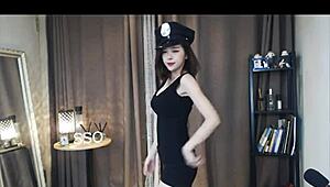 哟，看这个韩国美女制服热舞