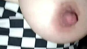 chupando las tetas spanking de la mama de mi novia y corriendome en su boca