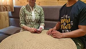 继母在疯狂扑克游戏中失去紧致小穴，给继子第一次足交