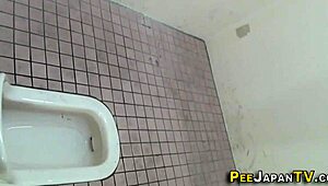 我发誓，我用隐藏摄像头抓到这些亚洲人在户外尿尿！