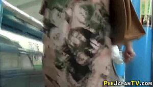 我发誓，我用隐藏摄像头抓到这些亚洲人在户外尿尿！