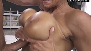 克洛伊拉莫尔，用巨大鸡巴深肛钻，哎哟！