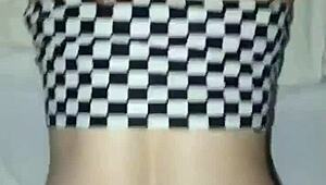 chupando las tetas spanking de la mama de mi novia y corriendome en su boca