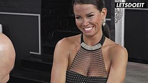 克洛伊拉莫尔，用巨大鸡巴深肛钻，哎哟！