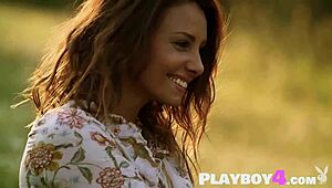 Anetta Keys Exposes Hot Body In Outdoor Striptease!