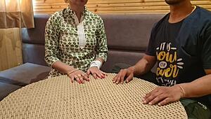 继母在疯狂扑克游戏中失去紧致小穴，给继子第一次足交