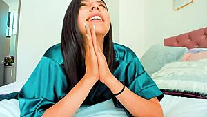 美丽拉丁荡妇穿服装在摄像头前自慰同时被颜射